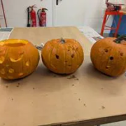 Geschnitzte Halloween-Kürbisköpfe auf einem Tisch