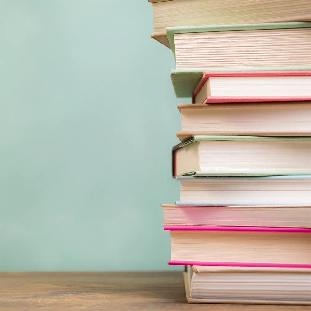 Bücherstapel auf Tisch