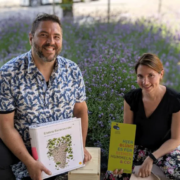 Tobias Bökle und Kirsten Fallböhmer zeigen das Bienen-Erlebnis-Set