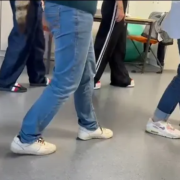 Unterkörper von tanzenden Personen in einem Raum